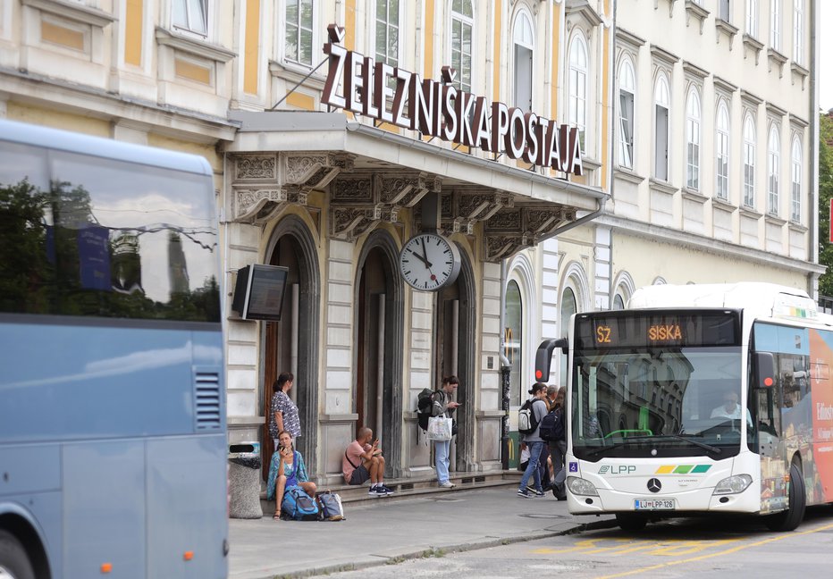 Fotografija: Po uveljavitvi novega voznega reda za medkrajevne avtobuse v začetku septembra se je na pristojne, ki so ga pripravili, usul plaz kritik. Foto: Dejan Javornik