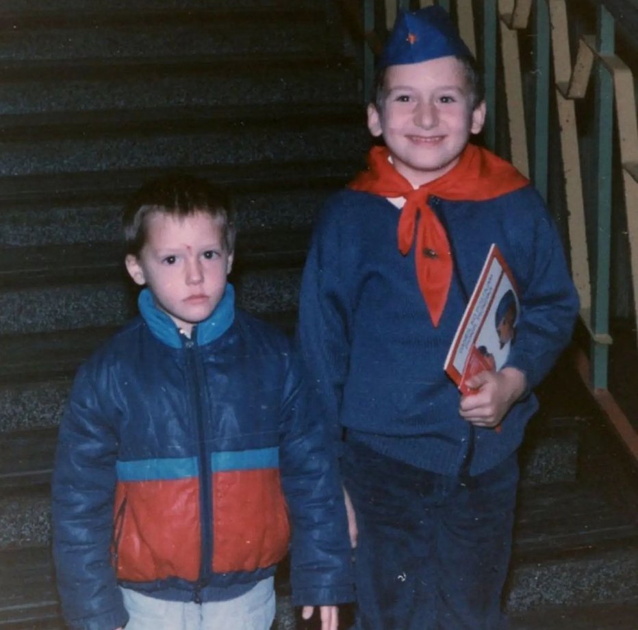 Fotografija: Domen je dobil buško, Vid pionirsko kapo in ruto.