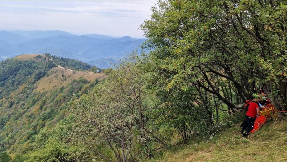 Fotografija: Levo je vzletišče Kobala, desno pa mesto padca nemškega jadralnega padalca. FOTO: Letalska Policijska Enota