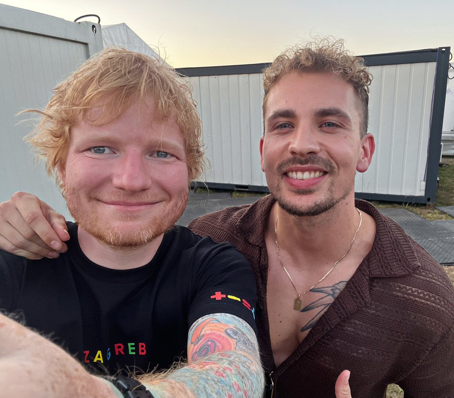 Fotografija: Žan Serčič velja za mojstra romantike na slovenski, Ed Sheeran pa na svetovni glasbeni sceni. Srečala sta se v zaodrju Edovega koncerta v Zagrebu, kjer mu je postavni Štajerec priznal, da ga že dolgo navdihuje, oboževalce pa je podražil s pripombo, da o njunem duetu ne sme še ničesar povedati.