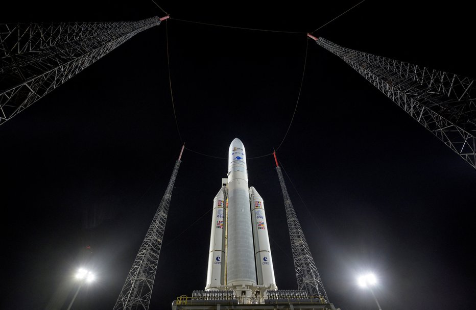 Fotografija: Razbitine so bile del oklepa rakete Ariane 5, glavnega Esinega izstrelitvenega sistema iz obdobja 1996–2023. FOTO: Bill Ingalls/Nasa/Reuters