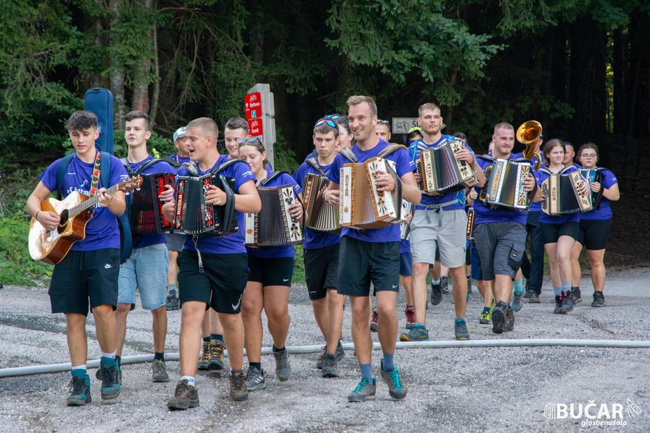 Fotografija: Tudi med pešačenjem so igrali in peli. FOTO: Arhiv GŠ Bučar