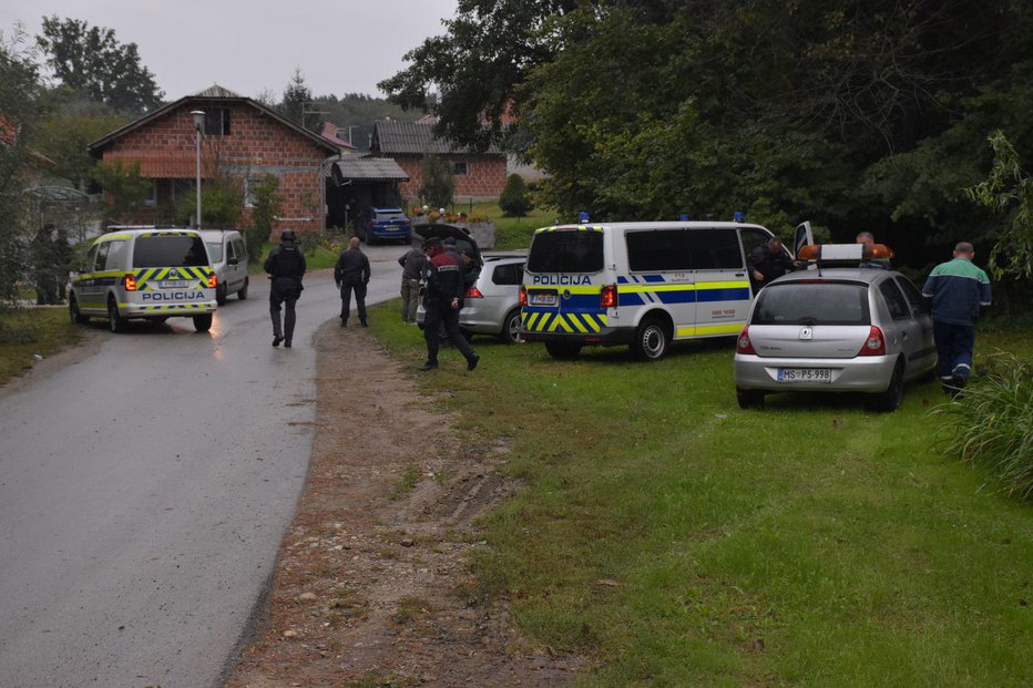 Fotografija: Medtem ko notranje ministrstvo na območja z romsko problematiko pošilja okrepitve, kadri iz PP Kočevje odhajajo. FOTO: Leon Vidic