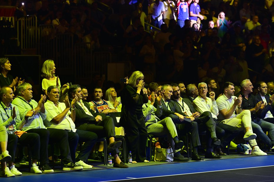 Fotografija: Biserka Petrović je zajokala ob pogledu na sina. FOTO: MP Produkcija/pigac.si