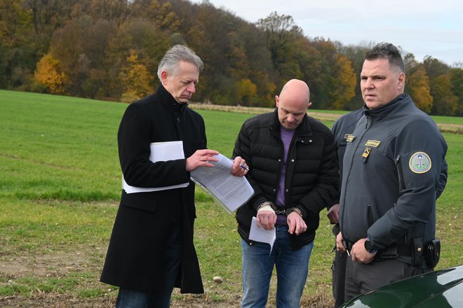 V prejšnjem sojenju novembra lani so narok opravili kar na terenu (obtoženi v sredini, ko je še bil v priporu). FOTO: Oste Bakal