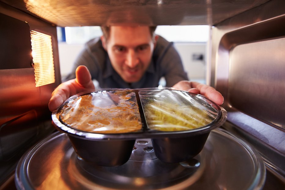 Fotografija: Z namenom regulacije telesne mase in ohranjanja dolgoročnega zdravja je ključno, da gospod spremeni režim prehrane. FOTO: Arhiv Polet/Shutterstock