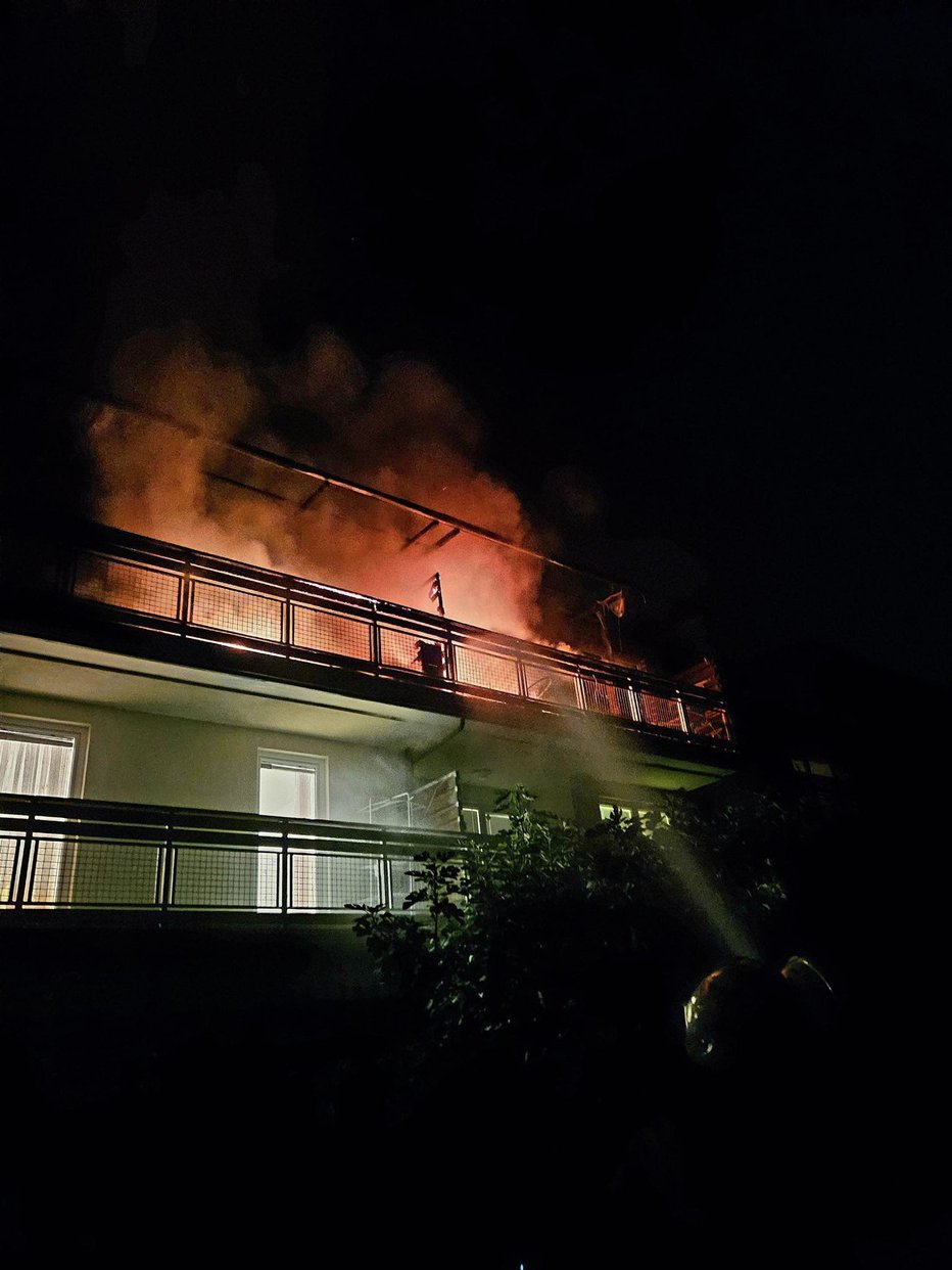 Fotografija: Pred dnevi je zagorelo tudi na balkonu stanovanja v bloku v Mariboru. FOTO: PGD Radvanje