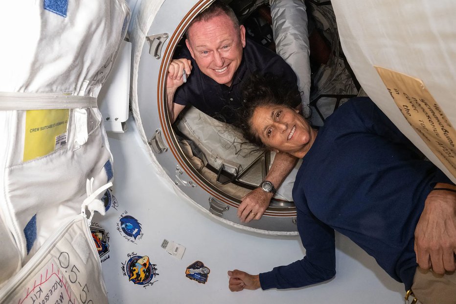 Fotografija: (FILES) This undated handout picture from Nasa released on July 2, 2024 shows NASAs Boeing Crew Flight Test astronauts (from top) Butch Wilmore and Suni Williams inside the vestibule between the forward port on the International Space Stations Harmony module and Boeing's Starliner spacecraft. NASA needs to decide by the end of August whether to return two astronauts to Earth aboard Boeing's Starliner, which flew them to the International Space Station (ISS), or bring them home on a SpaceX craft, officials said on August 14, 2024. NASA astronauts Barry 