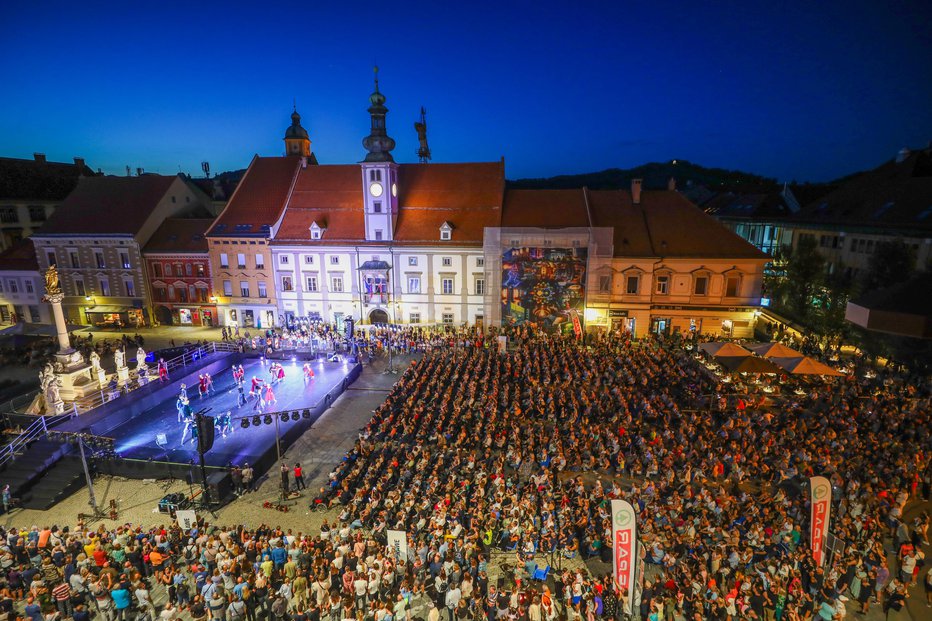 Fotografija: Glavni trg v Mariboru je eno najlepših prizorišč odprtega tipa klasičnih koncertov. FOTO: MP Produkcija/pigac.si