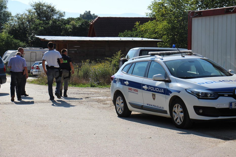 Fotografija: Policisti morajo večkrat v romsko naselje Šmihel. FOTO: Tanja Jakše Gazvoda