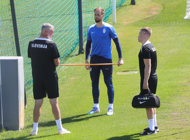 Jan Oblak (v sredini) je že treniral, toda trrebušna viroza mu je pustila posledice. FOTO: Dejan Javornik