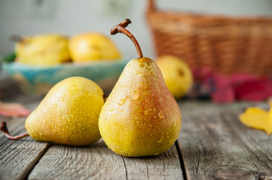 Fotografija: Hruške priporočamo zlasti tistim, ki trpijo za hipertenzijo, saj so  bogate s kalijem in vodo, zato delujejo tudi kot diuretik. FOTO: Okrasiuk/shutterstock