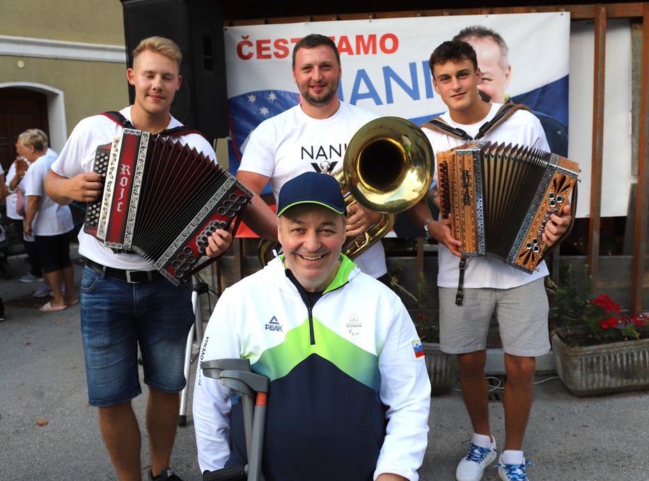 Fotografija: Zaigrali so mu mladi glasbeniki. FOTO: Jože Miklavc