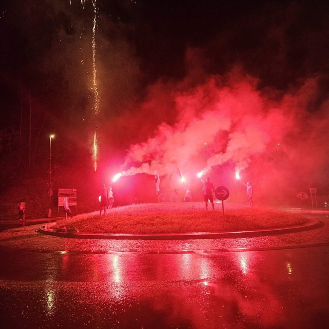 Navijači niso izgubljali časa, svojemu asu so nemudoma postavili še en spomenik. FOTO: arhiv Občine Zagorje ob Savi