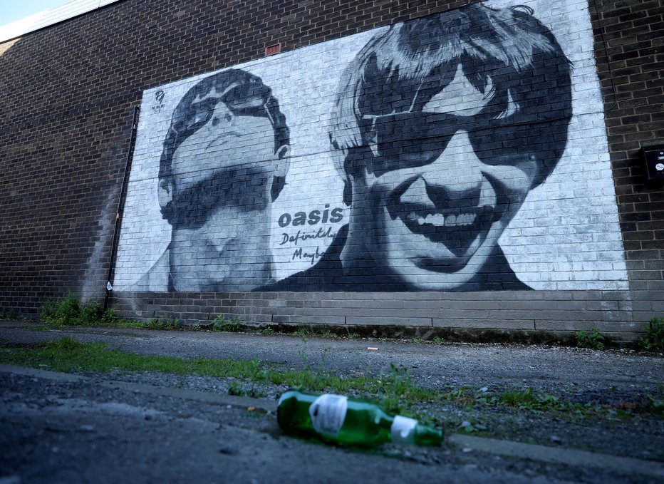 Fotografija: Velegrafit bratov Gallagher v Manchestru, kjer je leta 1991 nastala skupina Oasis. FOTO: Phil Noble/Reuters