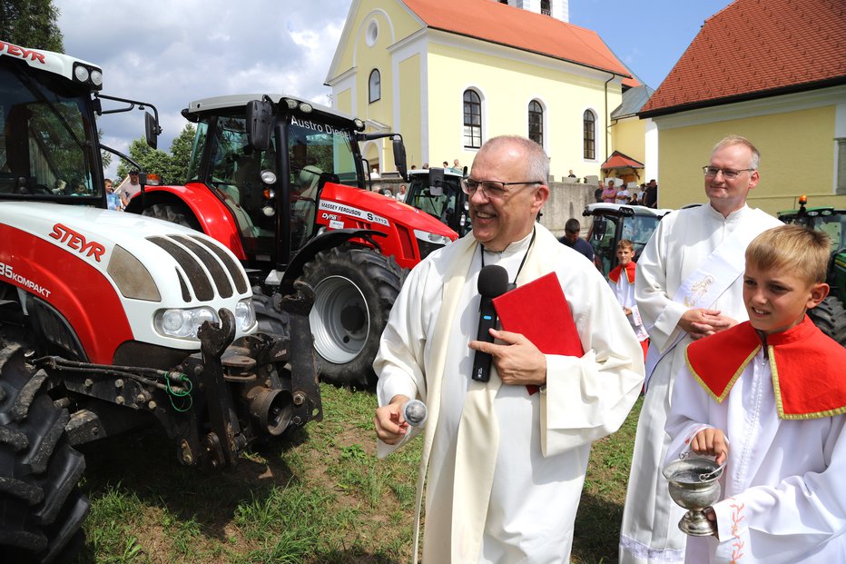 Fotografija: Župnik Vinko Čonč je blagoslovil 20 traktorjev. FOTOGRAFIJE: Jože Miklavc