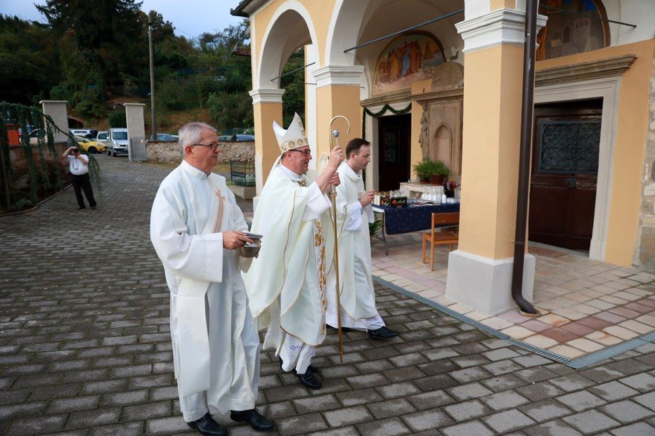 Fotografija: Nadškof je blagoslovil težko pričakovano novo fasado. FOTOGRAFIJE: Maksimiljan Krautič