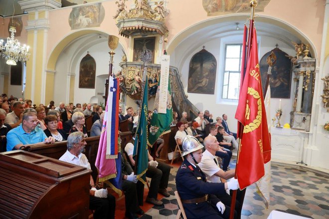 Slovesne maše so se udeležili številni verniki.