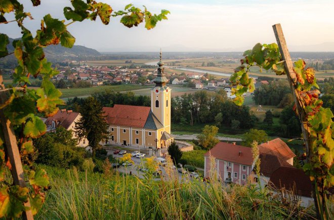 Čudoviti pogled na cerkev in Pohorje