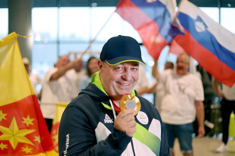 Fotografija: Franček Gorazd Tiršek na Brniku z zlato paraolimpijsko medaljo 05.09.2024 FOTO: Blaz Samec