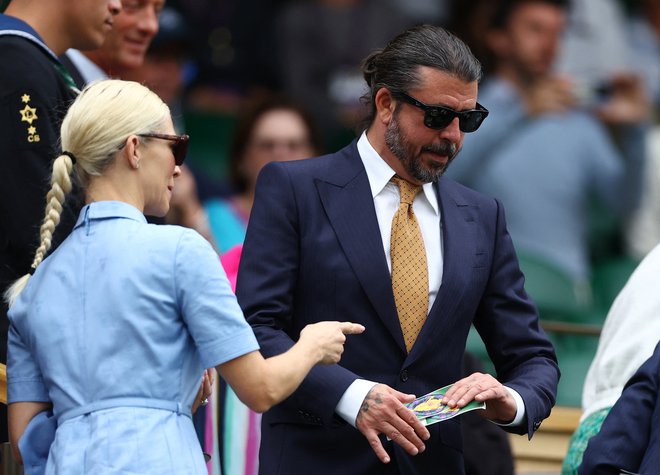 Zakonca sta si v Wimbledonu ogledala dvoboj med Čehinjo Marketo Vondroušovo in Španko Jessico Bouzas Maneiro. FOTO: Matthew Childs/Reuters