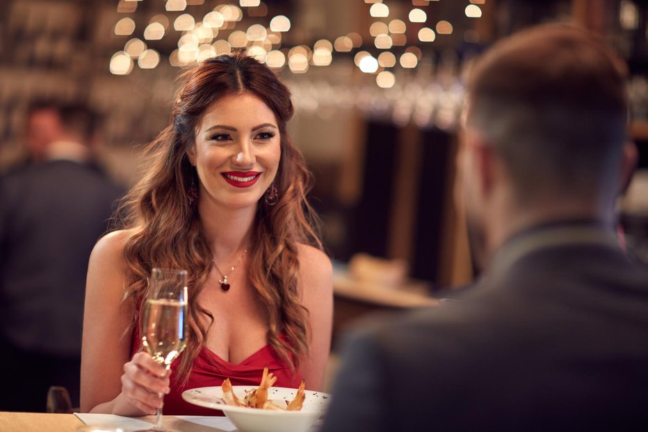 Fotografija: Na prvem zmenku lahko zagrešimo usodne napake. FOTO: Luckybusiness/Getty Images