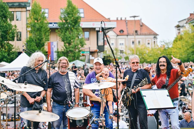 Skupina Čudežna polja je zaigrala himno NK Maribor, Gorazd Elvič pa je v naročje vzel vnuka. FOTO: MP PRODUKCIJA/PIGAC.SI