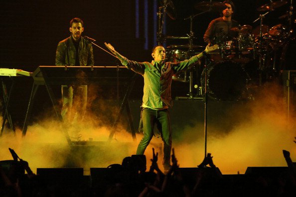 Fotografija: Chester Bennington (v sredini) in Mike Shinoda (levo) med nastopom na Japonskem leta 2012 Foto: Ken Ishii/Getty Images