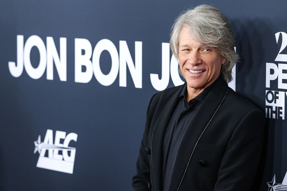 Fotografija: Rock zvezdnik Bon Jovi je obupano žensko prepričal, da si ni sodila sama. FOTO: Profimedia