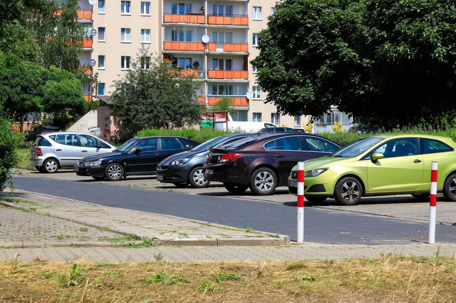 Fotografija: Strokovnjakinja za gradbeno zakonodajo odgovarja na vprašanje o deležih na skupni parceli večstanovanjske hiše. FOTO: Marekusz, Shutterstock