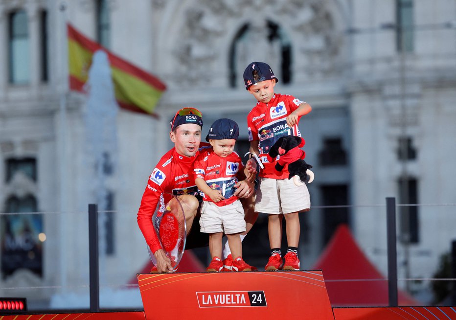 Fotografija: Primož, Aleks in Lev so bili glavne zvezde letošnje zaključne slovesnosti na Vuelti. FOTO: AFP