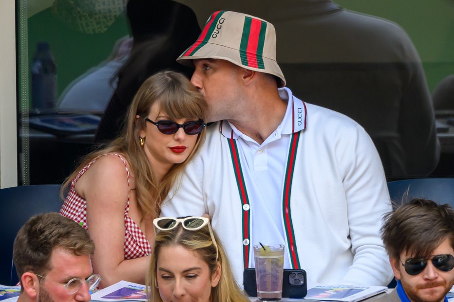 Fotografija: Najbolj in parček zadnjega leta, Taylor Swift in Travis Kelce, sta si izkazovala nežnosti, da bi zatrla govorice o ljubezni, ki jo veže le pogodba. FOTO: Profimedia