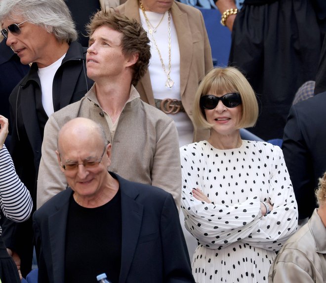 Za zanimiv trio so poskrbeli oskarjevec Eddie Redmayne, ki je sedel z Anno Wintour, urednico Voguea, za njima je užival Jon Bon Jovi. FOTO: Profimedia