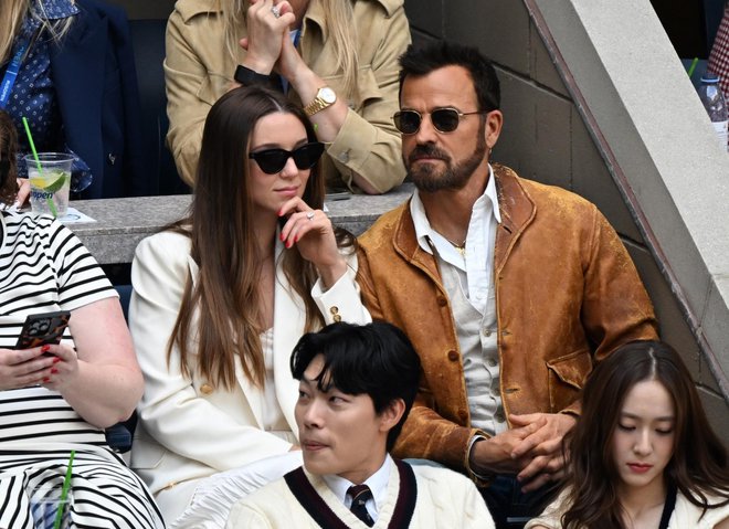 Zaljubljeni Justin Theroux s svojo novo zaročenko Nicole Brydon FOTO: Profimedia