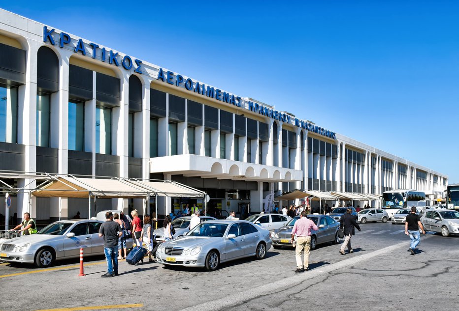 Fotografija: Letališče Heraklion bi, sodeč po mnenjih spletnih uporabnikov, potrebovalo še kako čistilko. FOTO: Balipadma/Getty Images