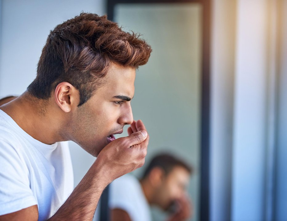 Fotografija: Če zadah vztraja, o njem brez zadrege spregovorimo z zdravnikom. FOTO: Peopleimages Getty Images/istockphoto