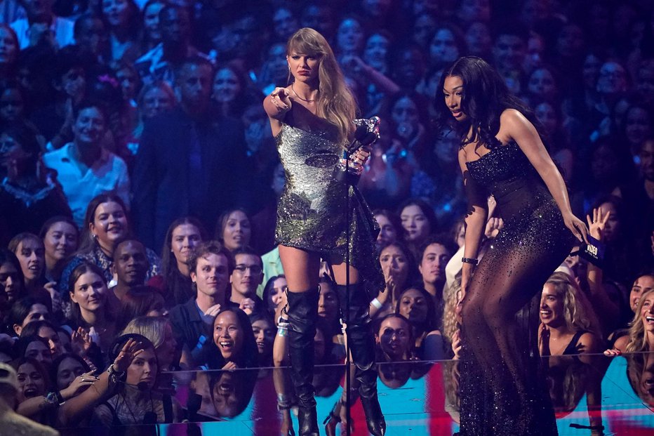 Fotografija: Taylor Swift med sprejemom nagrade za video leta iz rok Megan Thee Stallion FOTO: Timothy A. Clary/AFP