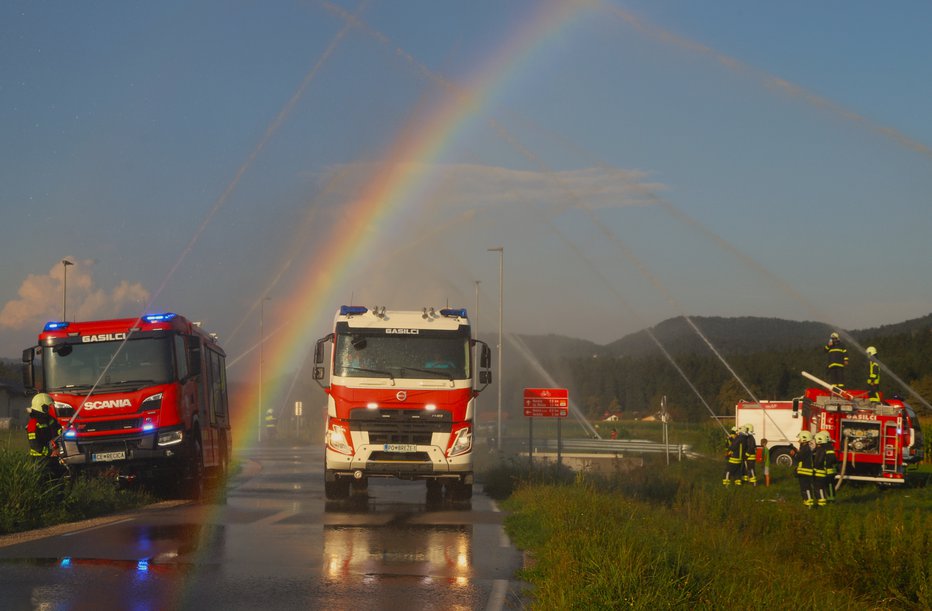 Fotografija: Novo gasilsko avtocisterno je obsijala mavrica. FOTOGRAFIJE: Jože Miklavc