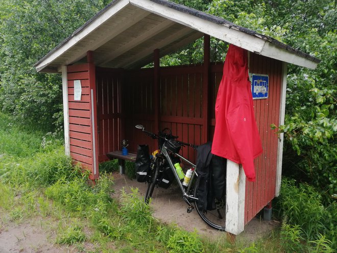 Streho nad glavo mu je na severu dala tudi avtobusna postaja. FOTO: osebni arhiv