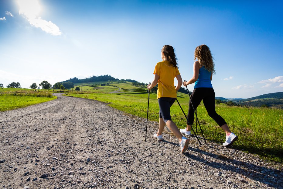 Fotografija: S temi koraki boste pripravljeni na začetek nordijske hoje in lahko boste uživali v vseh njenih prednostih tudi v jesenskem času.  FOTO: Shutterstock