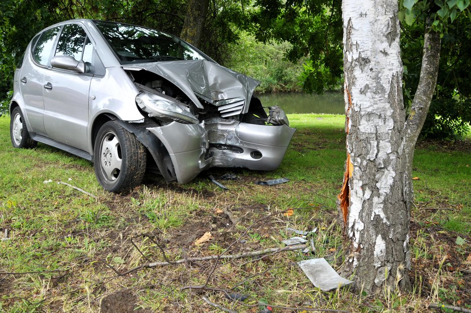 Fotografija: Potem ko je voznik v hibridnem avtomobilu trčil v drevo, je vozilo zagorelo. (fotografija je simbolična). FOTO: Guliver/getty Images