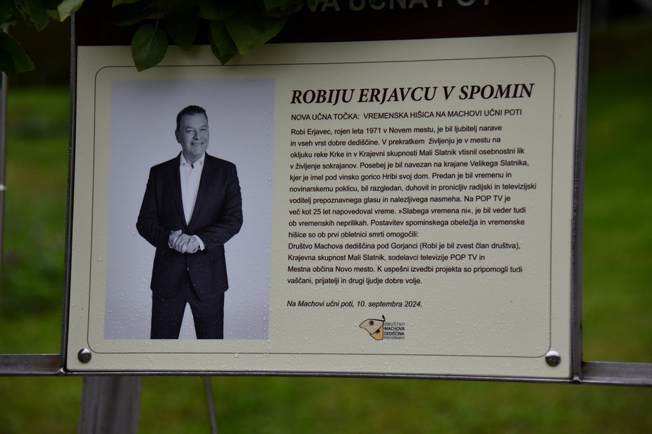 Fotografija: Vremenska postaja v spomin Robiju Erjavcu. FOTO: Egon Cokan