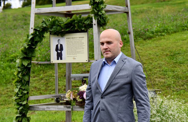 Vremenska postaja v spomin Robiju Erjavcu. FOTO: Egon Cokan