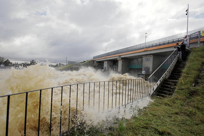 Voda dere na vse strani. FOTO: Lukasz Cynalewski Agencja Wyborcza.pl Via Reuters