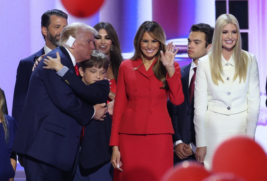 Fotografija: Republican presidential nominee and former U.S. President Donald Trump is joined on stage by his wife Melania and other relatives as thousands of balloons drop from the ceiling after he finished giving his acceptance speech on Day 4 of the Republican National Convention (RNC), at the Fiserv Forum in Milwaukee, Wisconsin, U.S., July 18, 2024. REUTERS/Mike Segar FOTO: Mike Segar Reuters