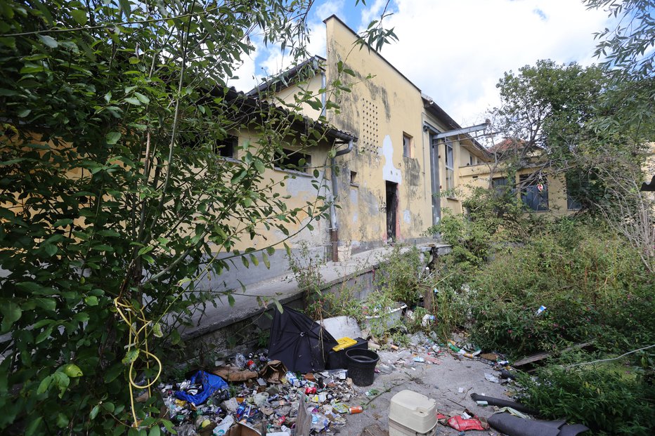 Fotografija: Zanemarjena okolica nekdanje klavnice FOTO: Dejan Javornik