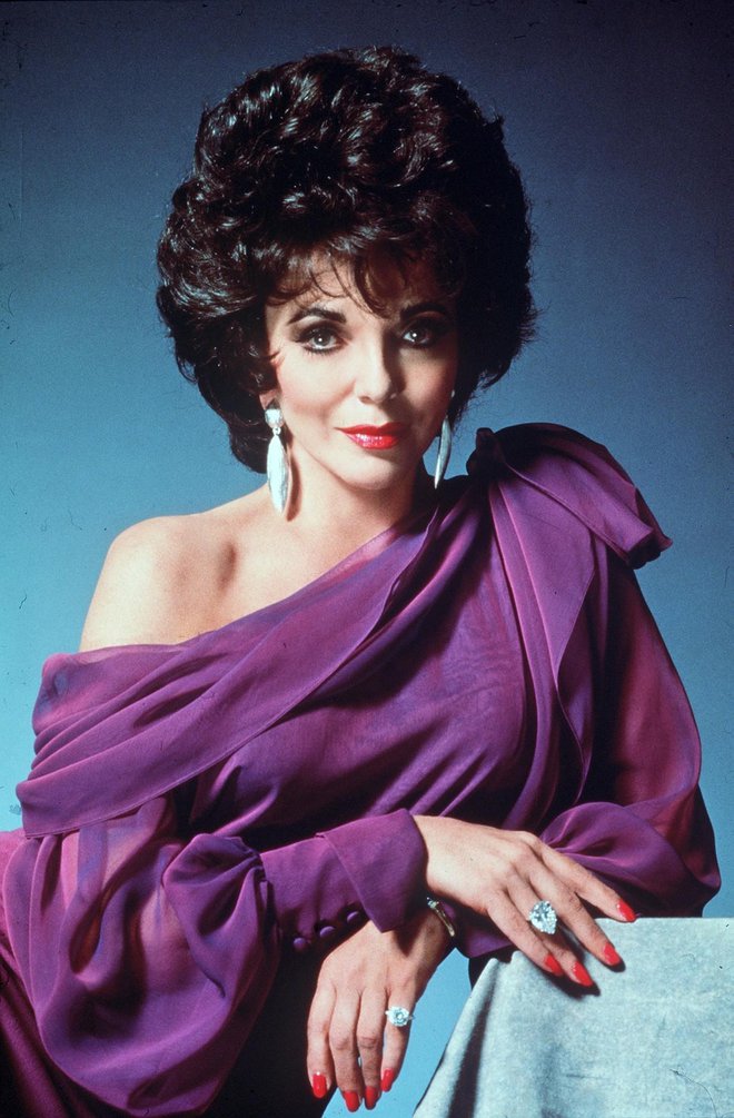 V drugi sezoni so v ekipo pripeljali Joan Collins, ki je bila izbrana za vlogo Alexis, Blakove bivše žene, ki je nenehno mešala štrene. Sprva naj bi snemala le šest tednov, a se je izkazala za tako pomemben del ekipe, da je ostala vse do konca.