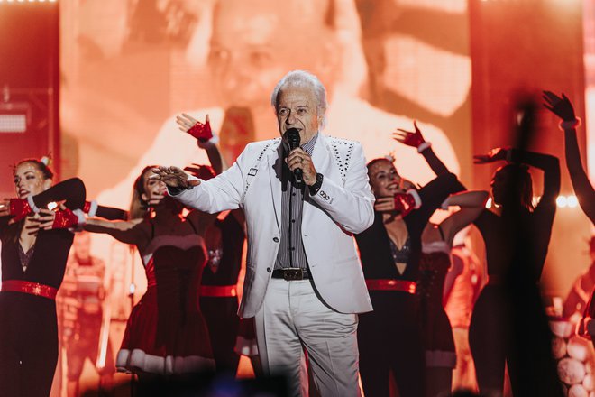 Kljub mnogim zdravstvenim težavam, ki so ga pestile v zadnjih letih, je Alfi odločen, da bo še stal na odru. FOTO: ROK DEŽELAK