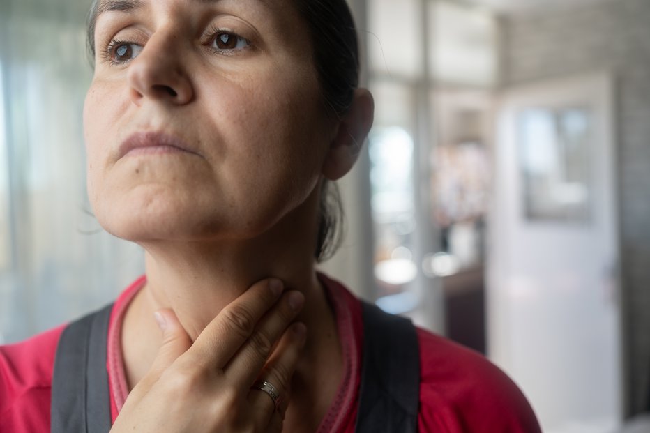 Fotografija: Bolečine lahko lajšamo s toplimi obkladki. FOTO: Nenad Cavoski/Getty Images