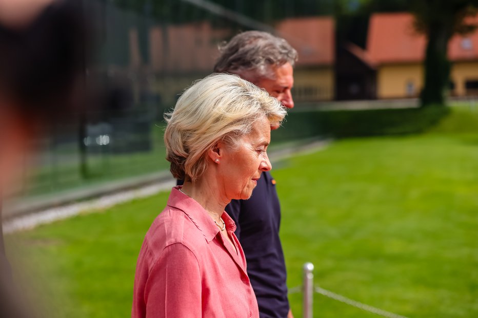 Fotografija: Robert Golob in Ursula von der Leyen v Sloveniji. FOTO: Črt Piksi